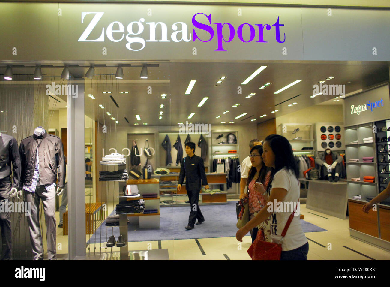 ---- Touristen vorbei eine Zegna Sport Shop an der Freien duty Store in Sanya City, South China Hainan Provinz, 24. November 2011. Unterstreicht die Stockfoto