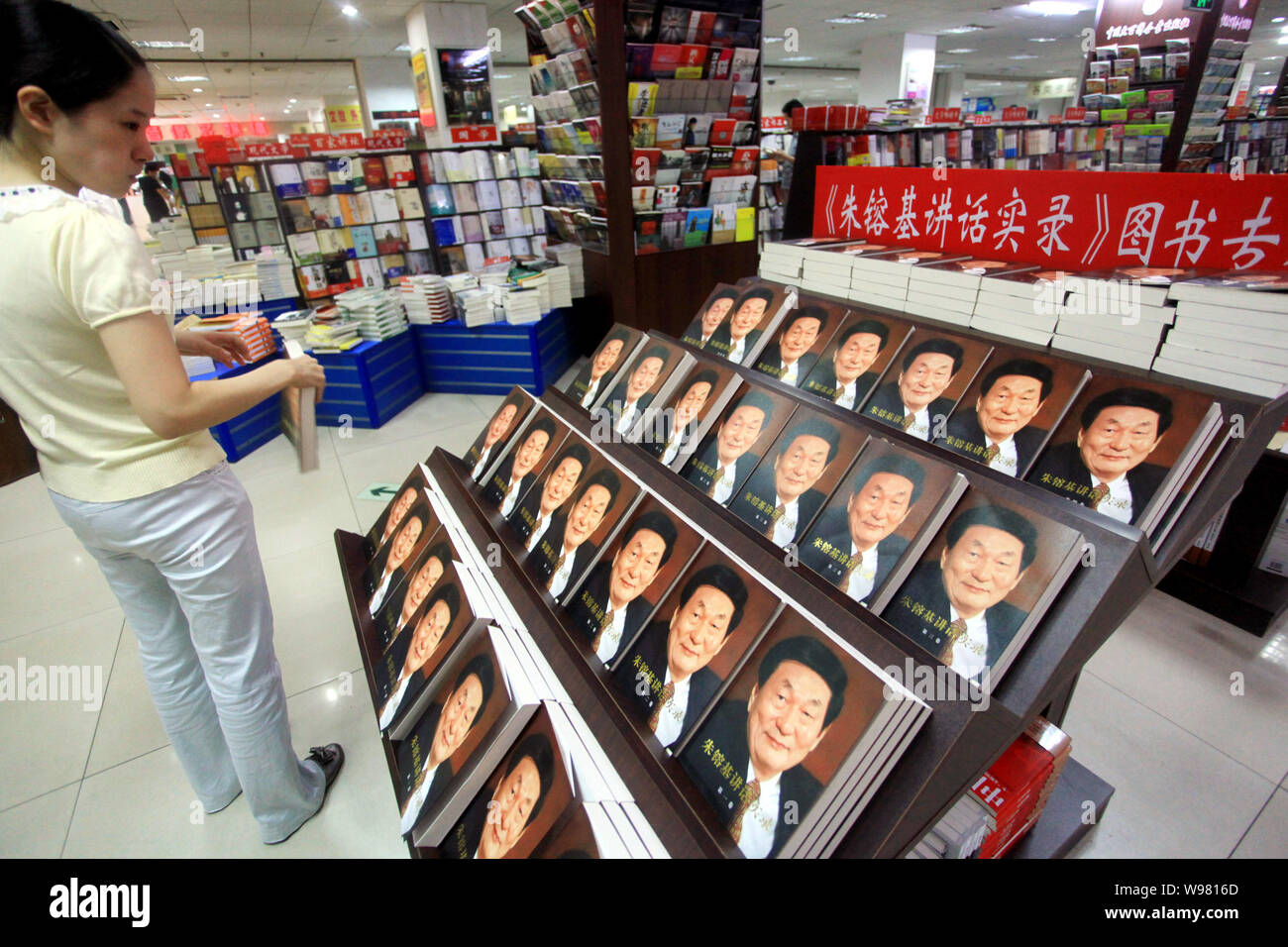 Ein Kunde kauft ein Exemplar des Buches, Zhu Rongji Rede, an einer Buchhandlung in Fuzhou city, südost China Fujian Provinz, 8. September 2011. Ein n Stockfoto