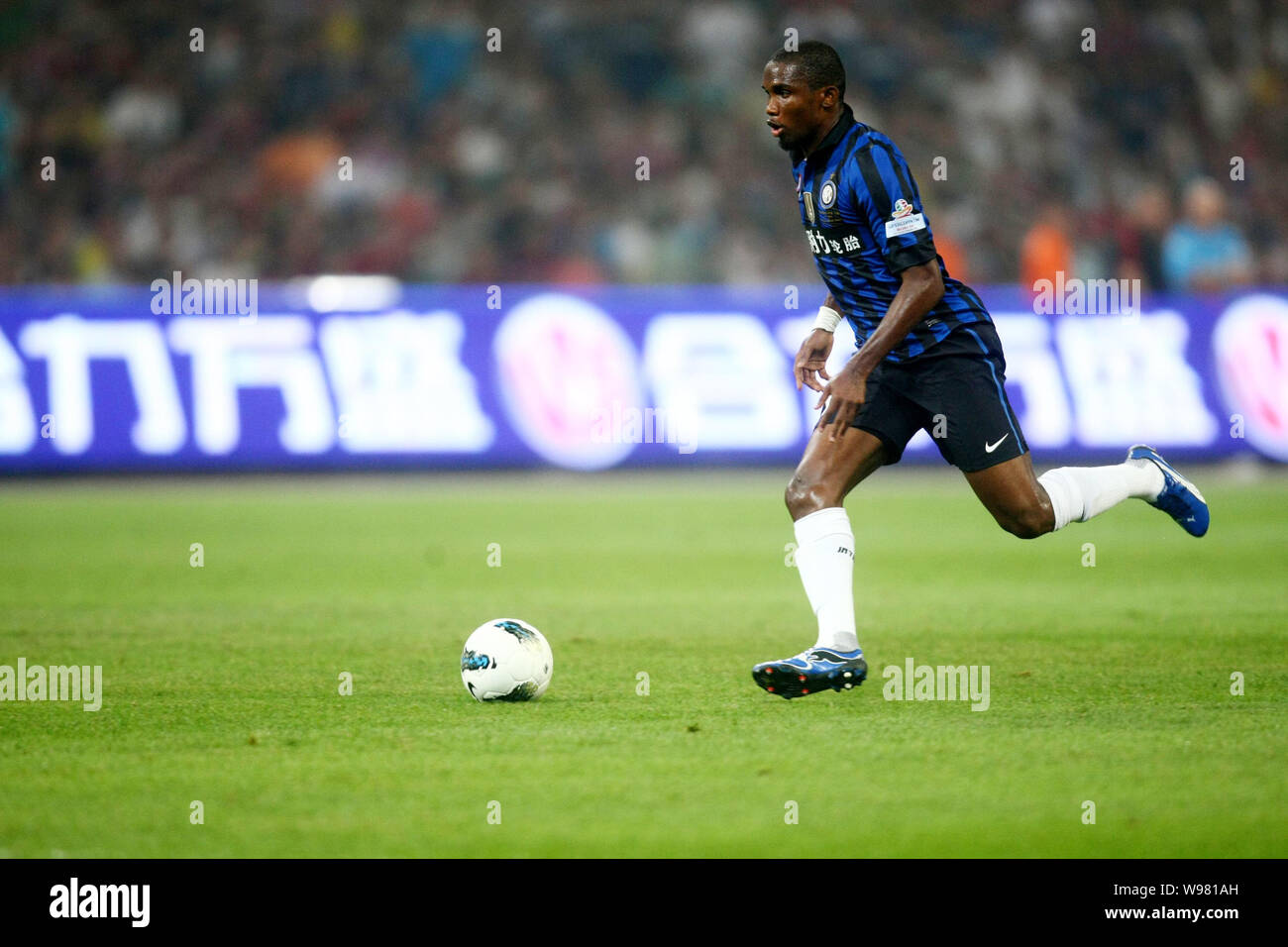 Samuel Etoo Fils von Inter Mailand dribbelt während des Italienischen Super Cup 2011 Spiel gegen den AC Mailand im National Stadion, wie die Vögel Nest genannt, in Stockfoto