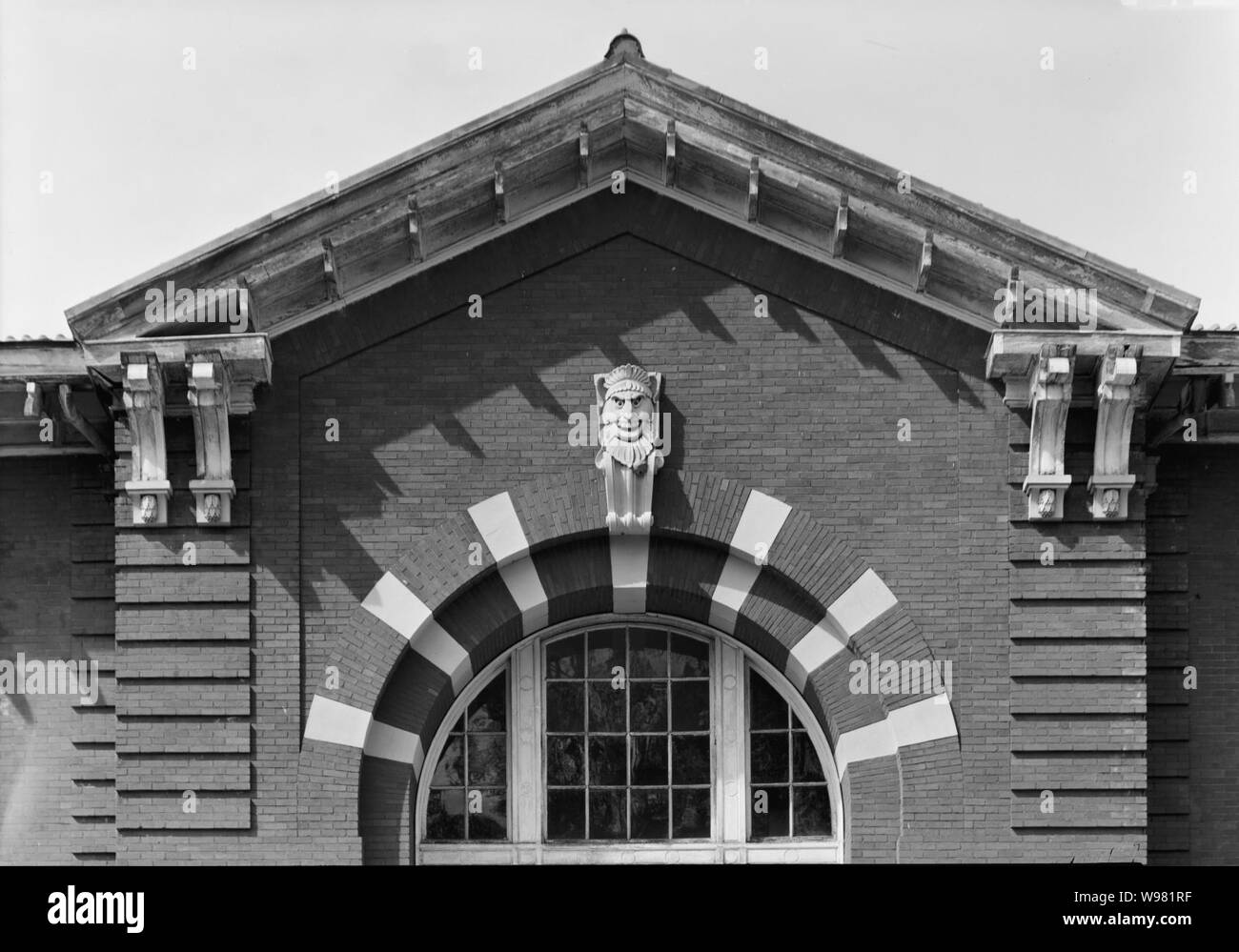 Detailansicht der Rundbogenfenster und Giebel, South elevation - St. Elizabeths Hospital, Hitchcock Hall, 2700 Martin Luther King Jr. Avenue, Südosten, 588-604 Redwood Street, Südosten, HABS DC-349-S-7. Stockfoto