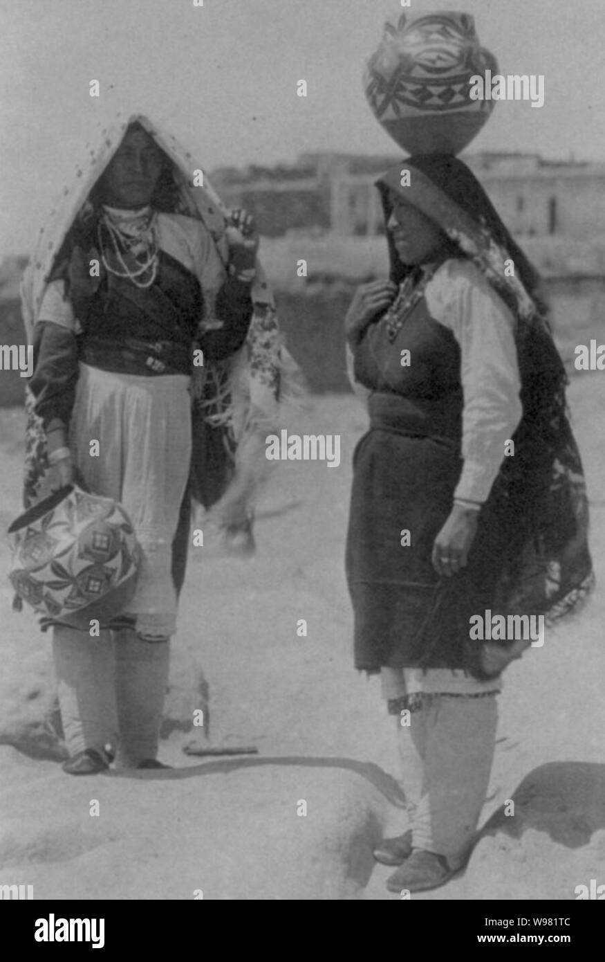 Detail, indischen Frauen mit großen Töpfen vor der Laguna Pueblo, New Mexico Stockfoto
