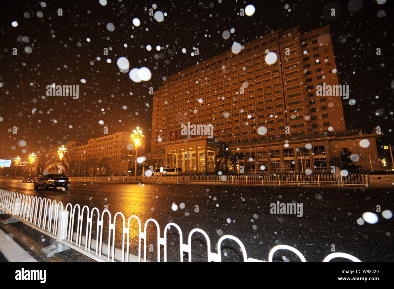 Autos fahren im Schnee nach Mitternacht in Peking, China, 10. Februar 2011. Ein Schnee am Mittwoch (9. Februar 2011) Nacht endete die längste Wartezeit der Stockfoto