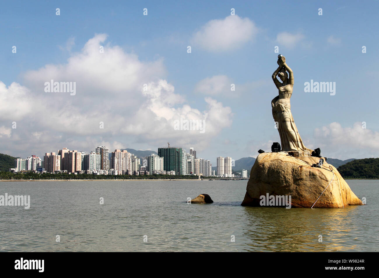 ---- Die Statue von Angeln Mädchen ist gegen ein Cluster von Residential Apartment Gebäude in Zhuhai City, South China Guangdong Provinz gesehen, 26 Au Stockfoto