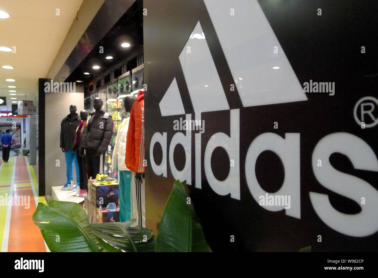 ---- Blick auf eine Adidas store in Qingdao, Provinz Shandong, China vom 26. Oktober 2011. Eine offizielle Umfrage von 300 ausländischen und inländischen Enterpris Stockfoto
