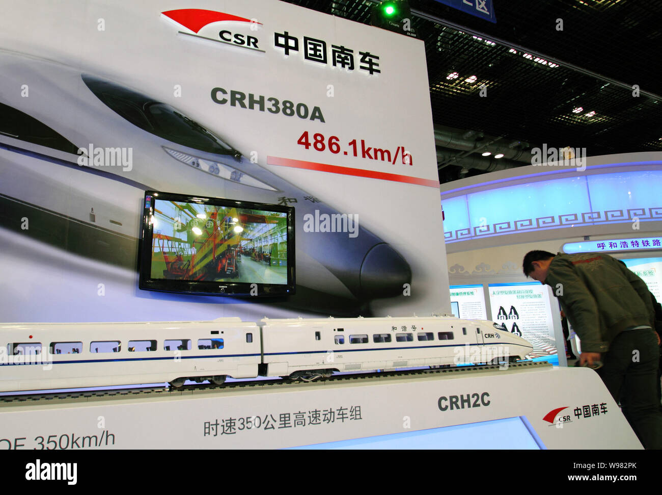 ---- Ein Modell des CRH380 A high-speed Train ist auf dem Stand von CSR Corporation Limited in der modernen Eisenbahn Ausstellung 2010 Namen angezeigt. Stockfoto