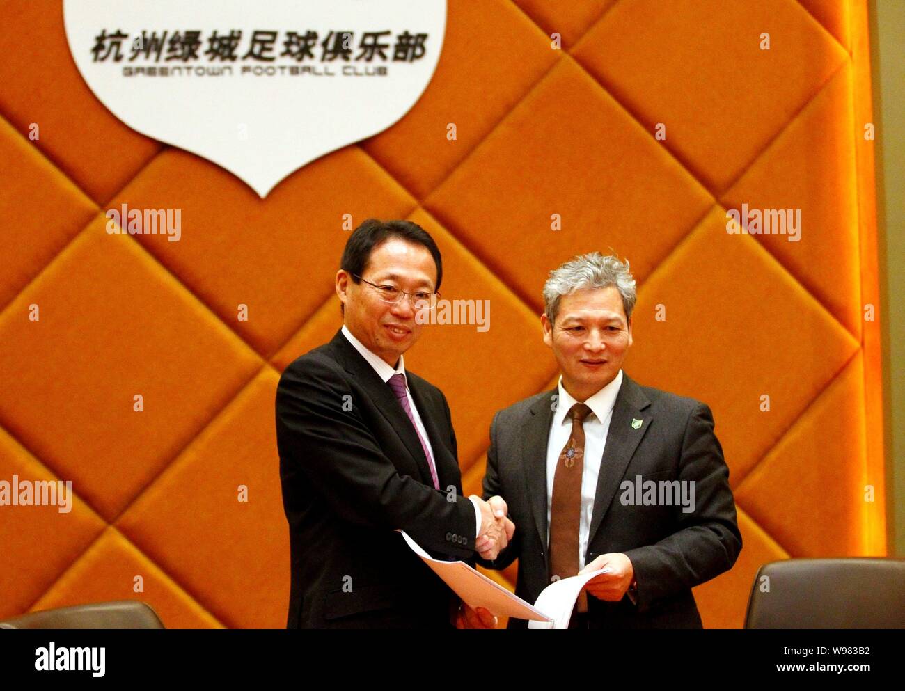 Okada Takeshi (L), der ehemalige Trainer der Japanischen Fußball-Nationalmannschaft, wird dargestellt, bei der feierlichen Unterzeichnung mit Hangzhou Greentown Fußball Stockfoto