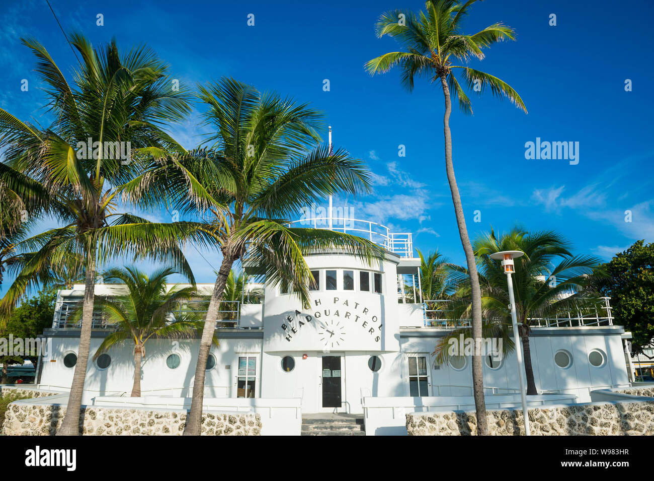 MIAMI - August 11, 2019: Palmen Schatten auf den Strand Patrol Hauptquartier, ein Art Deco Gebäude mit einem nautischen Thema im Jahre 1934 eröffnet. Stockfoto