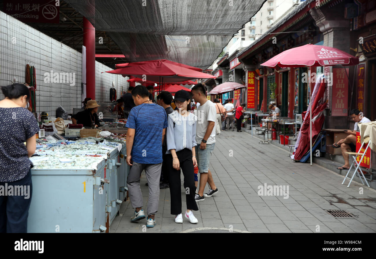 Peking, Peking, China. 13 Aug, 2019. Peking, China - panjiayuan Gebrauchtwaren Markt südwestlich von Panjiayuan Brücke, South East Third Ring Road, Beijing, 12.08.2019. Der Markt ist ein sehr breites business Umfang des Marktes, die auf einer Fläche von 48.500 Quadratmetern ist die größte Gebrauchtwaren Markt in China, Montag bis Freitag, Geschäfte und gewerbliche Mieter und Gewächshäuser Bereich 1 und 2 öffnen, kulturelle Relikte Malerei, vier Schätze, Porzellan und Holz Möbel Studie, die insgesamt mehr als 3.000 Ständen. Credit: SIPA Asien/ZUMA Draht/Alamy leben Nachrichten Stockfoto