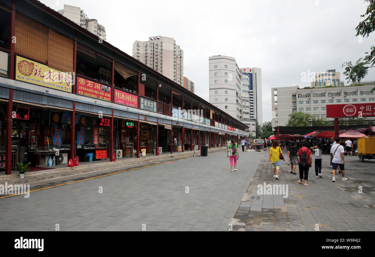 Peking, Peking, China. 13 Aug, 2019. Peking, China - panjiayuan Gebrauchtwaren Markt südwestlich von Panjiayuan Brücke, South East Third Ring Road, Beijing, 12.08.2019. Der Markt ist ein sehr breites business Umfang des Marktes, die auf einer Fläche von 48.500 Quadratmetern ist die größte Gebrauchtwaren Markt in China, Montag bis Freitag, Geschäfte und gewerbliche Mieter und Gewächshäuser Bereich 1 und 2 öffnen, kulturelle Relikte Malerei, vier Schätze, Porzellan und Holz Möbel Studie, die insgesamt mehr als 3.000 Ständen. Credit: SIPA Asien/ZUMA Draht/Alamy leben Nachrichten Stockfoto