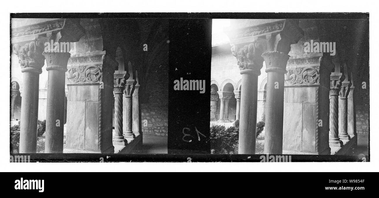 Detall dels capitells romànics de la Catedral de Santa Eulàlia. Stockfoto