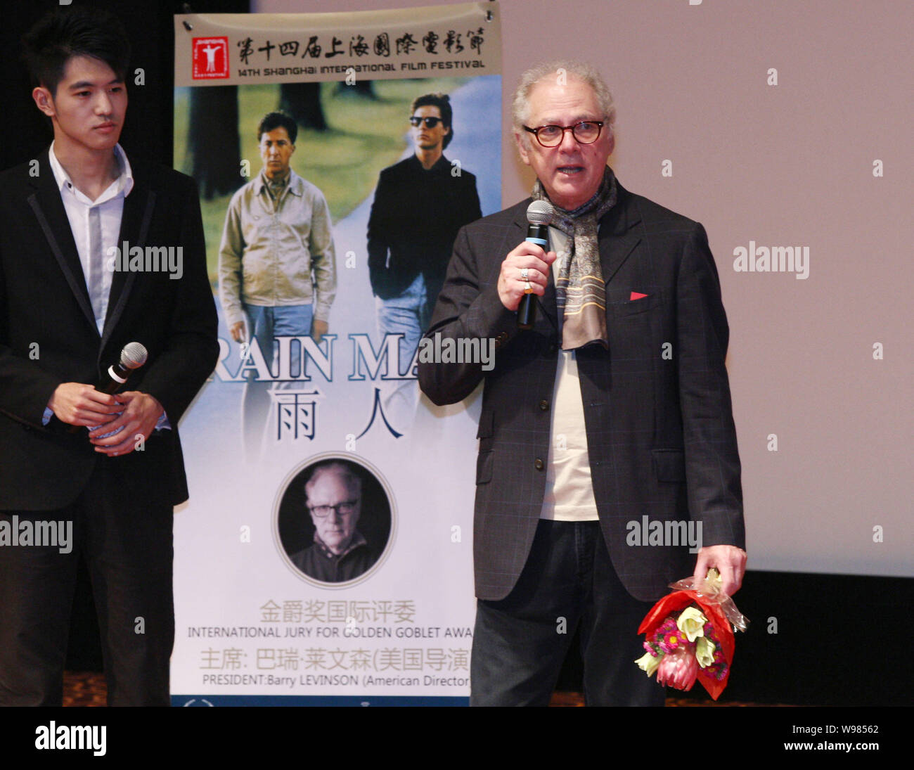 Leiter der Jury für das Shanghai Film Festival Barry Levinson (rechts) nimmt an der Pressekonferenz im Rahmen der 14. Shanghai International Film Festival Stockfoto