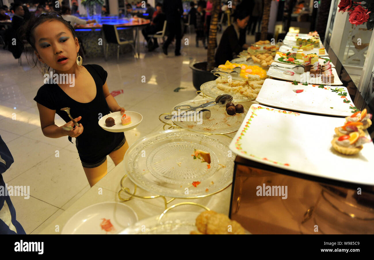 Huang Doudou Picks kostenlose Snacks an einem hot-Pot Restaurant wo Sie jeden Donnerstag Abend tanzt in Urumqi im Nordwesten Chinas Xinjiang Uygur autonomen Reg Stockfoto