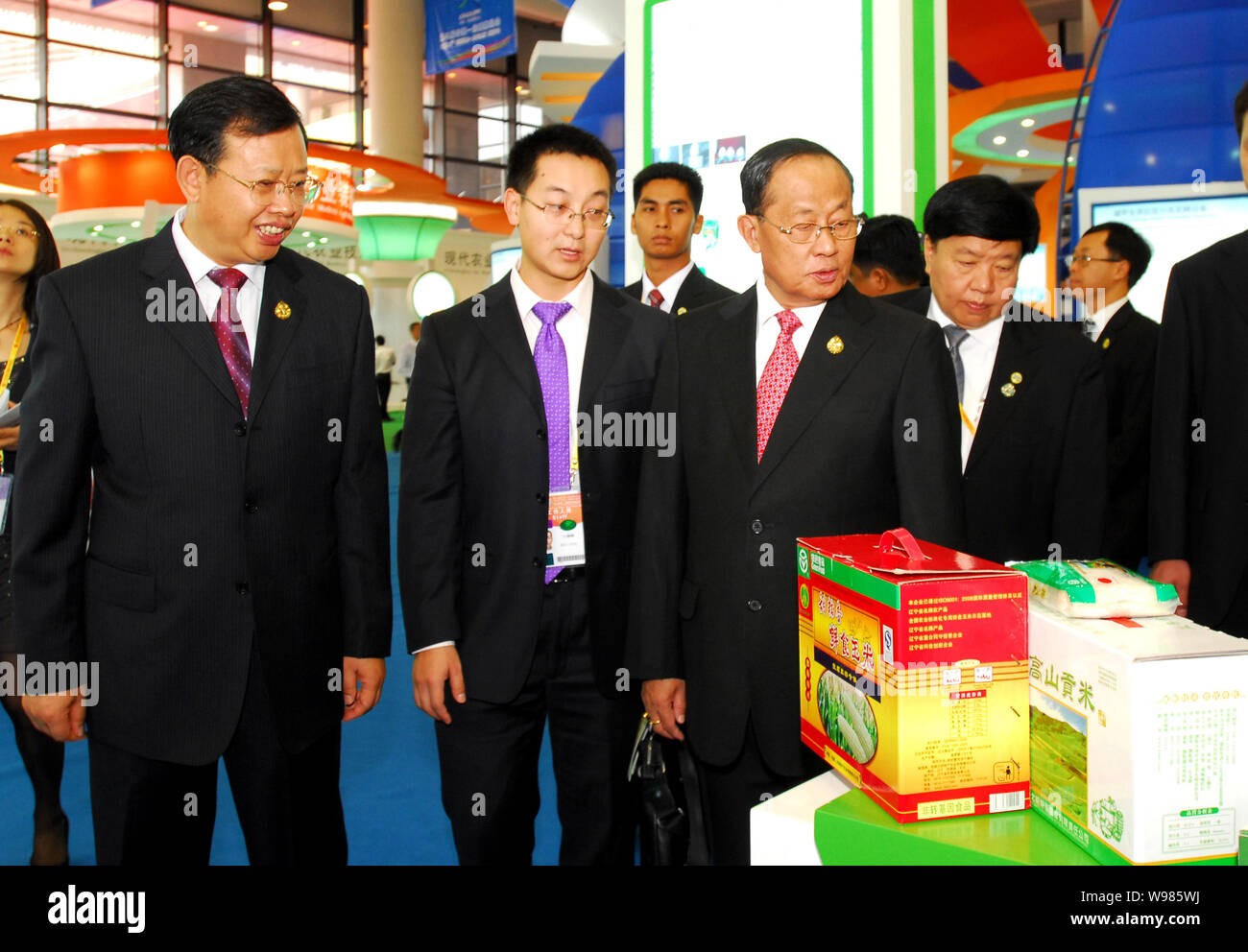 Die burmesische Vice President Tin Aung Myint Oo, 3. links in der ersten Reihe, und weiteren Beamten nehmen an der 8. China-ASEAN-Gipfel für Unternehmen und Investitionen (CABIS) Stockfoto
