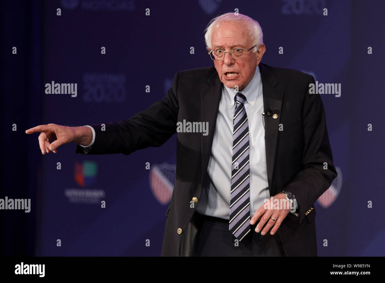 Senator Bernie Sanders, ein unabhängiger von Vermont und Präsidentschaftskandidat 2020, Punkte, an der Menge, während seiner Rede auf einer Veranstaltung Stockfoto