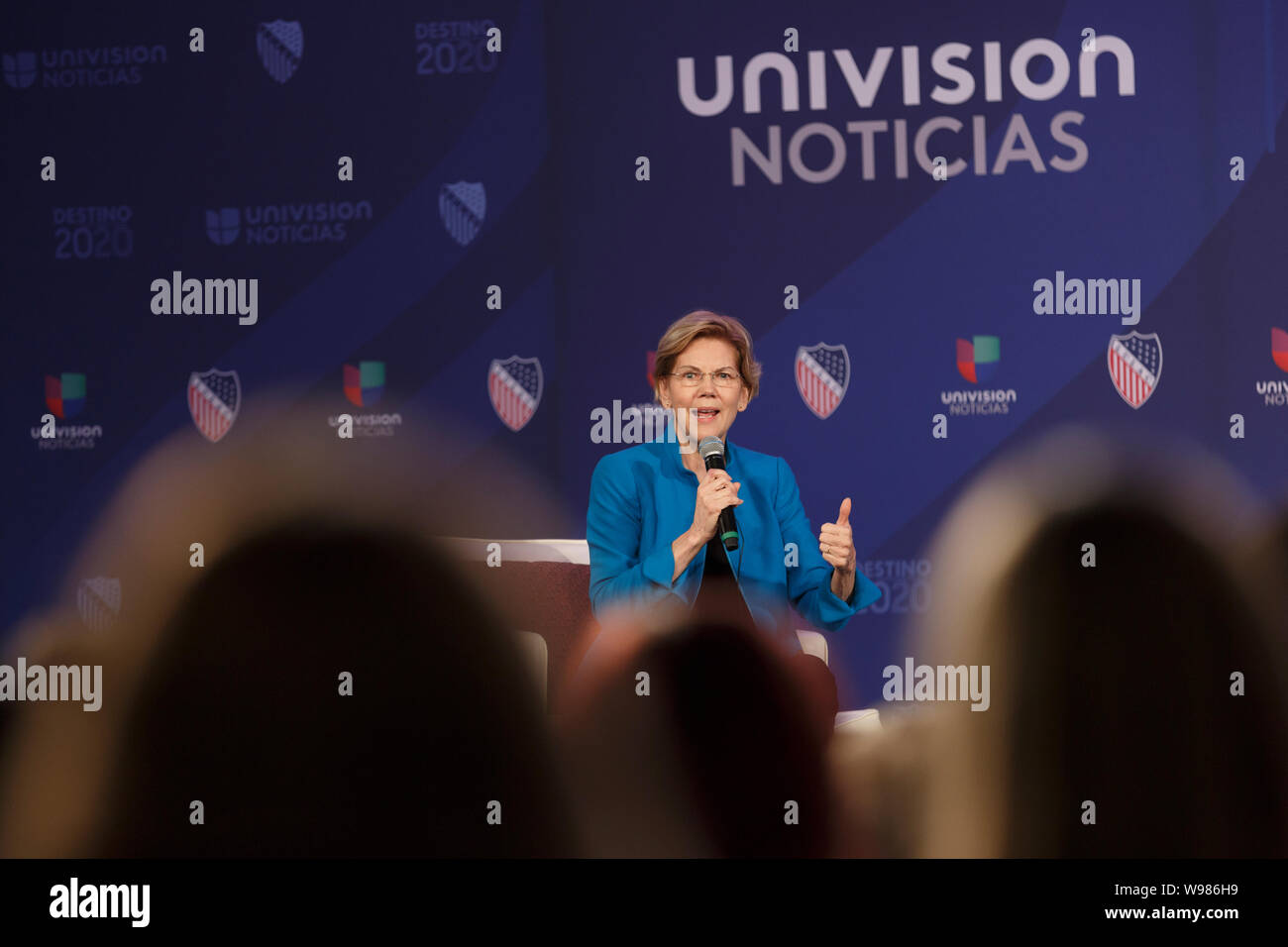 Senator Elizabeth Warren, ein Demokrat aus Massachusetts und Präsidentschaftskandidat 2020, spricht mit dem Publikum während einer Veranstaltung Stockfoto