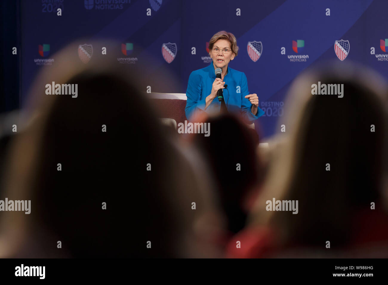 Senator Elizabeth Warren, ein Demokrat aus Massachusetts und Präsidentschaftskandidat 2020, spricht mit dem Publikum während einer Veranstaltung Stockfoto