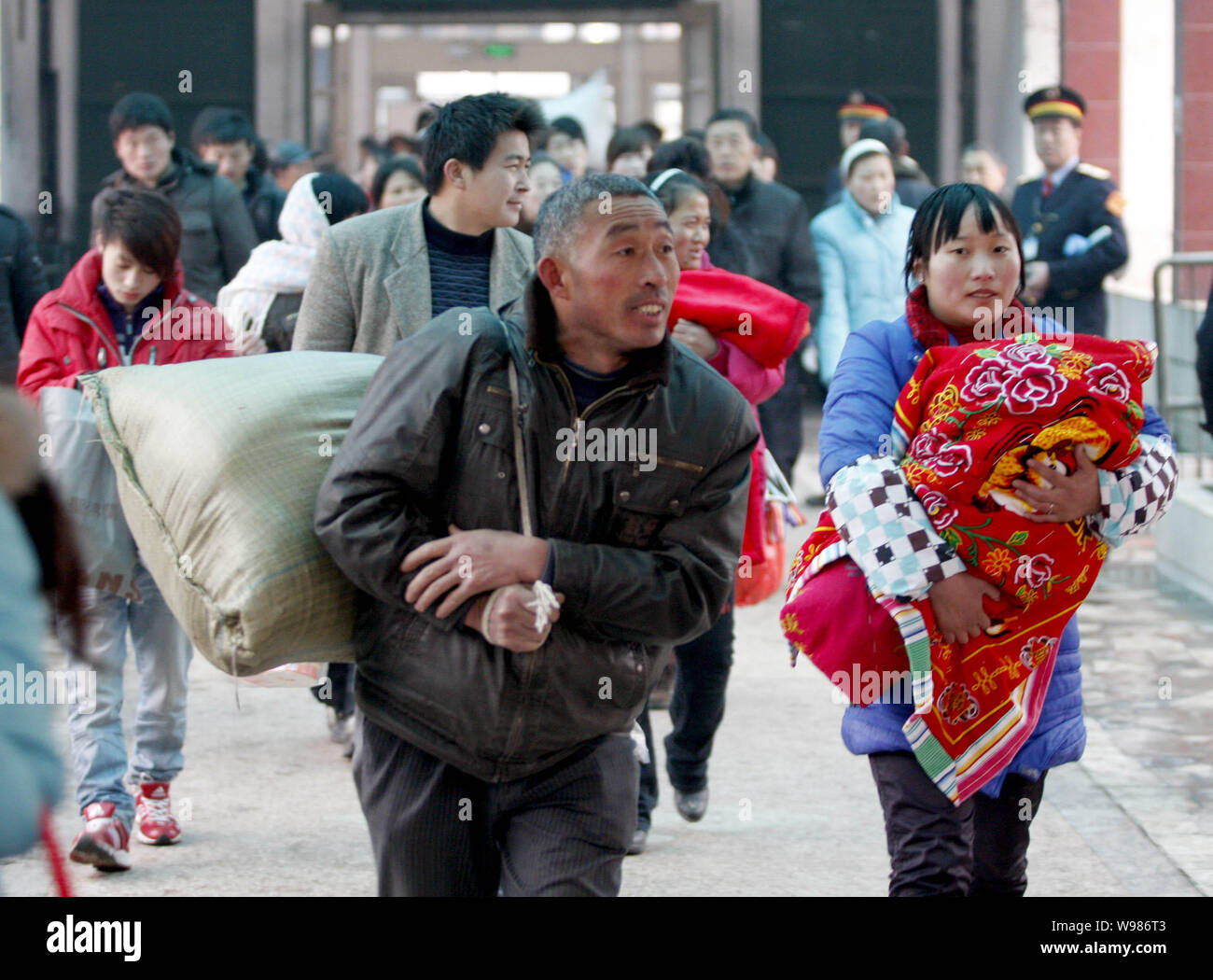 ---- Passagiere gehen ihren Zug in einen Bahnhof in Huaibei zu fangen, East China Provinz Anhui, 27. Februar 2011. China Eisenbahn bei Lieferung Stockfoto