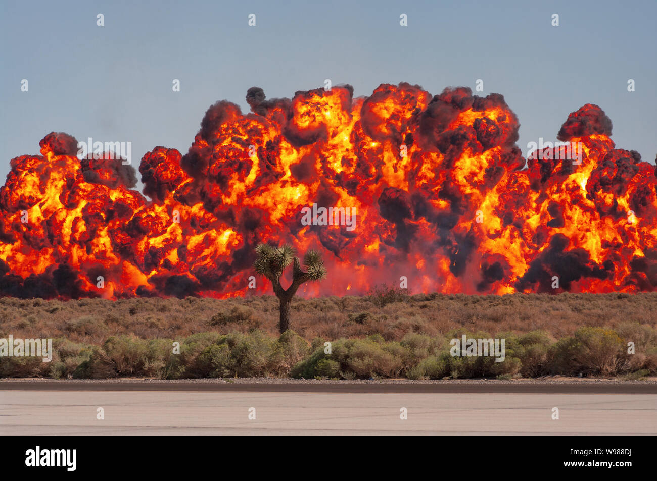 Bild eines simulierten Pacific Theater Bombardierung während einer Flugschau. Stockfoto