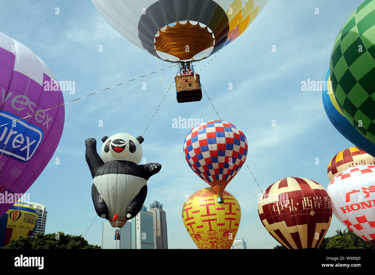 Heißluftballons abgebildet im Evergreen Park vor der Eröffnung der 2011 H1 Hot Air Balloon Challenge in Beijing City, South China Hainan pr Stockfoto