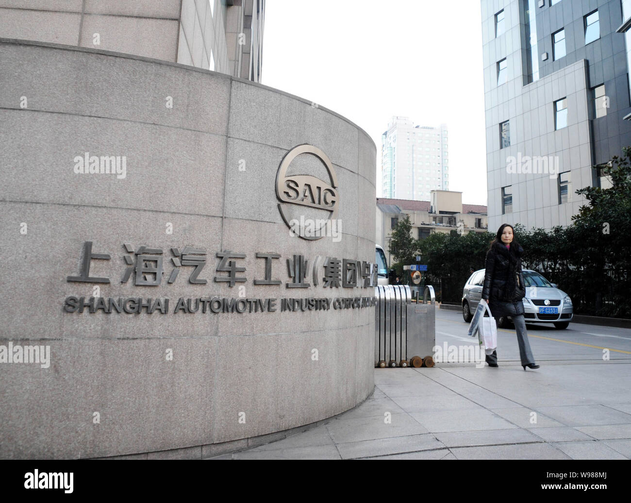 Eine chinesische Frau geht aus dem Hauptquartier der SAIC (Shanghai Automotive Industry Corporation (Gruppe)) in Shanghai, China, 22. Februar 2011. Chen Stockfoto