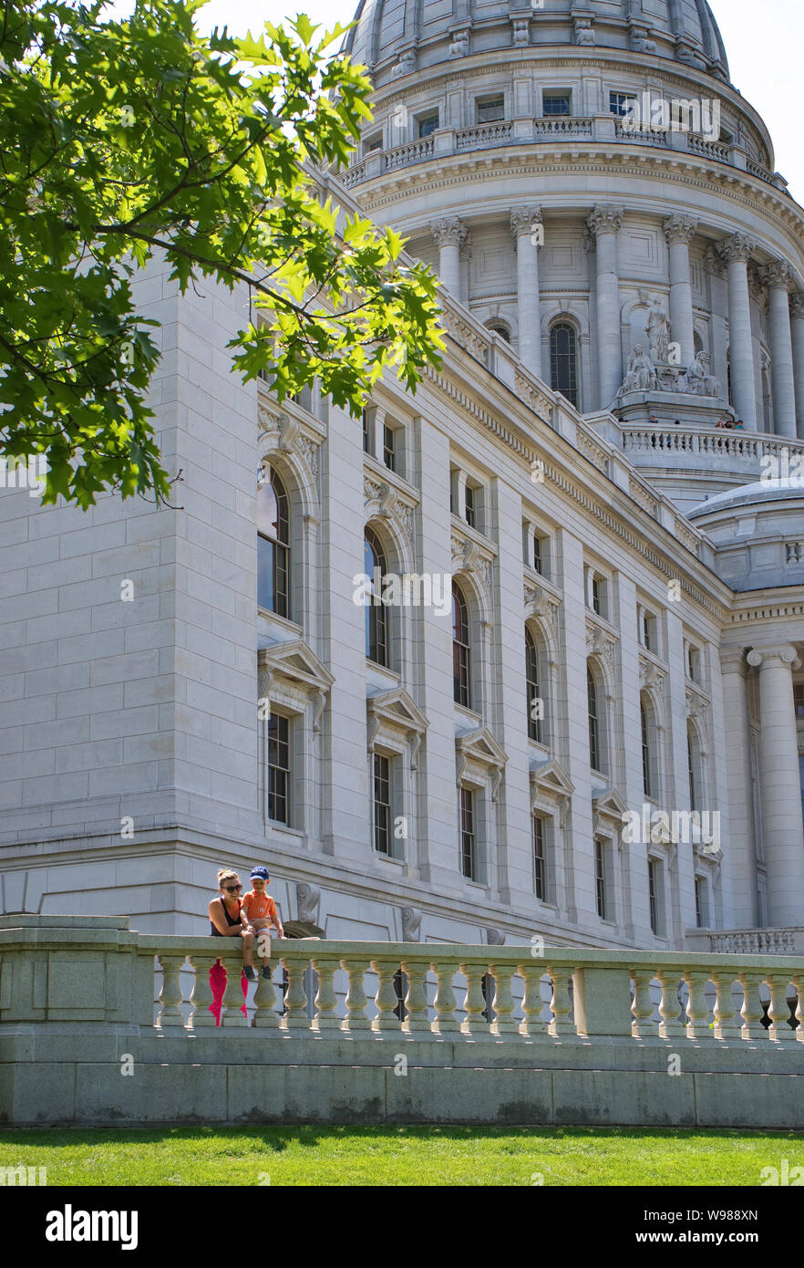 Wisconsin State Capitol, Madison, WI USA. Aug 2018. Die Leute, die das State Capitol gründen während eines Farmers Market. Stockfoto