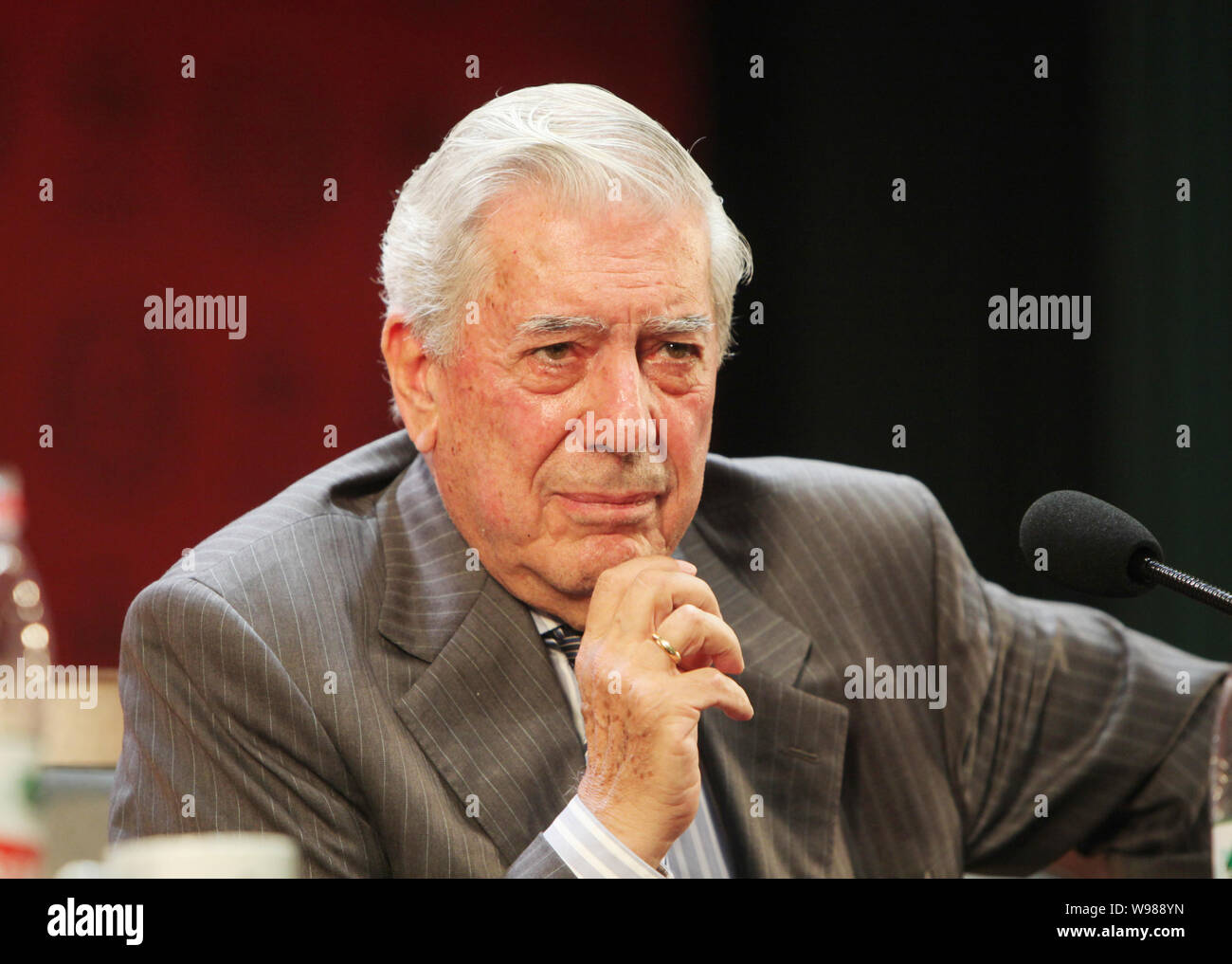 Mario Vargas Llosa, der peruanische Schriftsteller und Nobelpreisträger 2010, spricht an der Shanghai International Studies University in Shanghai, China, 14. Juni 2 Stockfoto