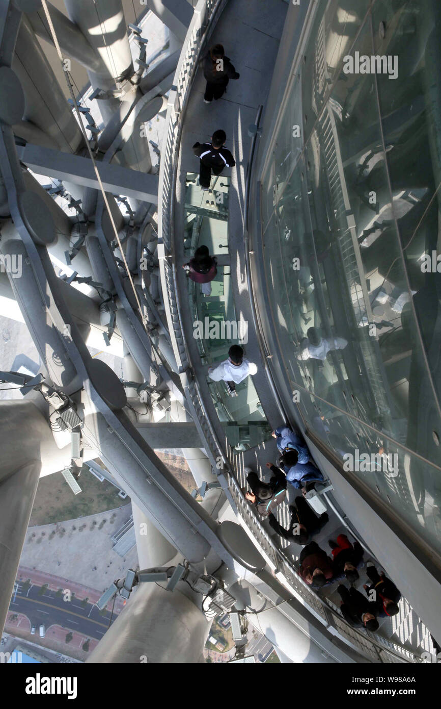 Die Besucher gehen auf der Treppe, als Spider bekannt zu Fuß, auf dem Canton Tower in Guangzhou City, South China Guangdong Provinz, 20. Januar Stockfoto