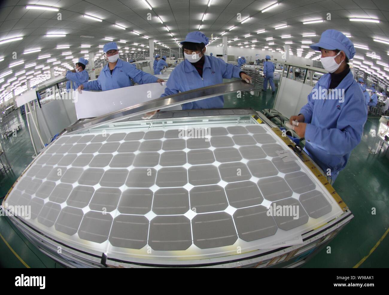 - - - - Arbeitnehmer mit Solarenergie Komponenten zu einem Solar Power Company in Nantong beschäftigt sind, East China Jiangsu Provinz, 10. März 2010. Ein mikroblog Stockfoto