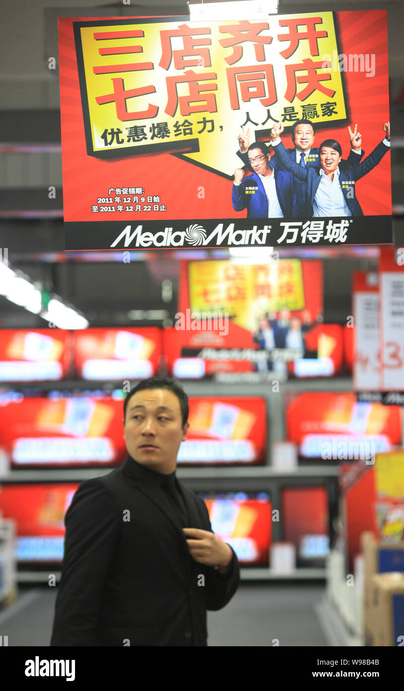Kunden shop für LCD-Fernseher in einem Media Markt in Shanghai, China, 9. Dezember 2011. Germanys Metro AG, der weltweit drittgrößte Einzelhändler, Stockfoto