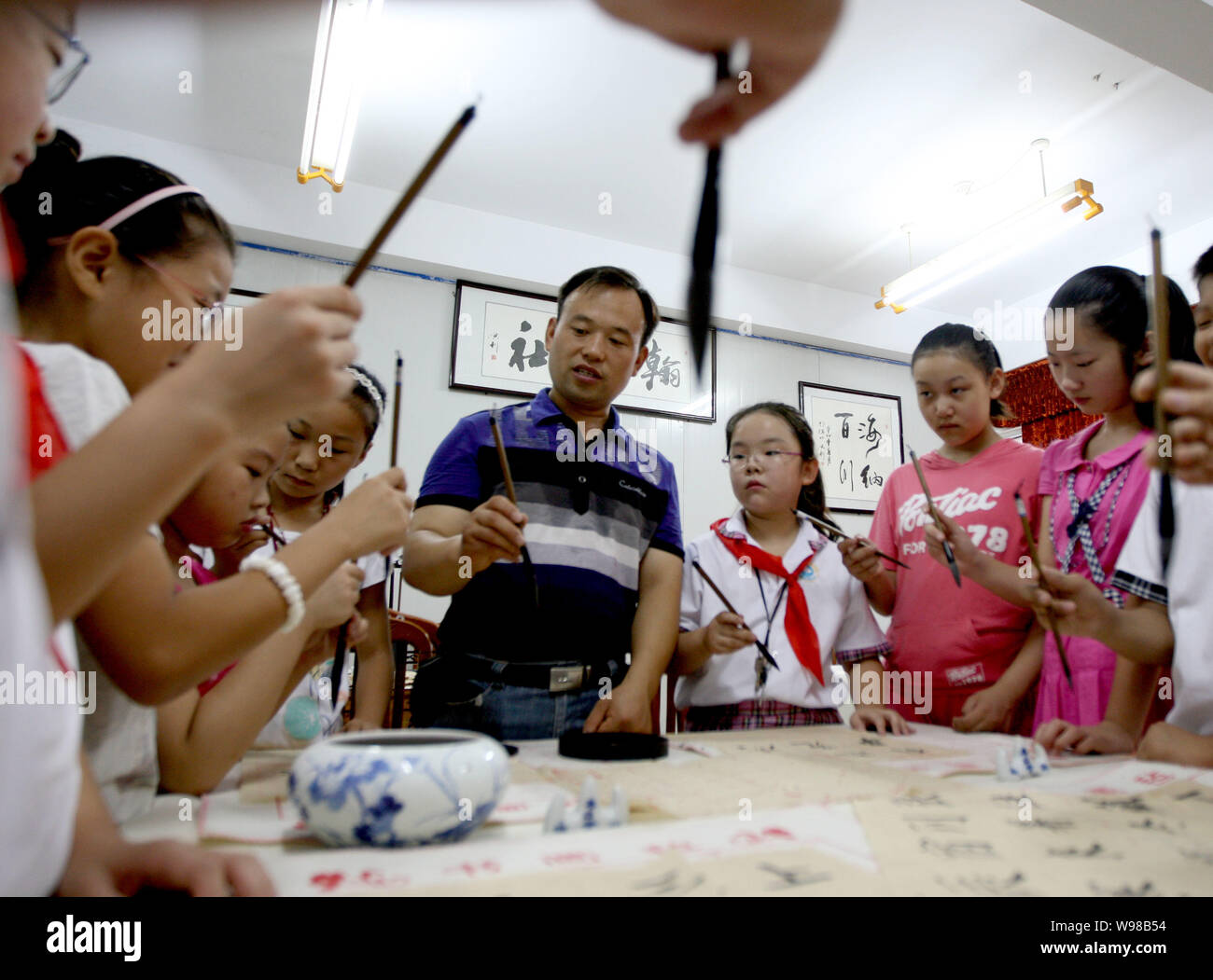 Eine Gruppe von Studenten erlernen Kalligraphie in einer Klasse in Huaibei, East China Provinz Anhui, 29. August 2011. Kalligraphie, eine traditionelle Art der Aufzeichnung Stockfoto