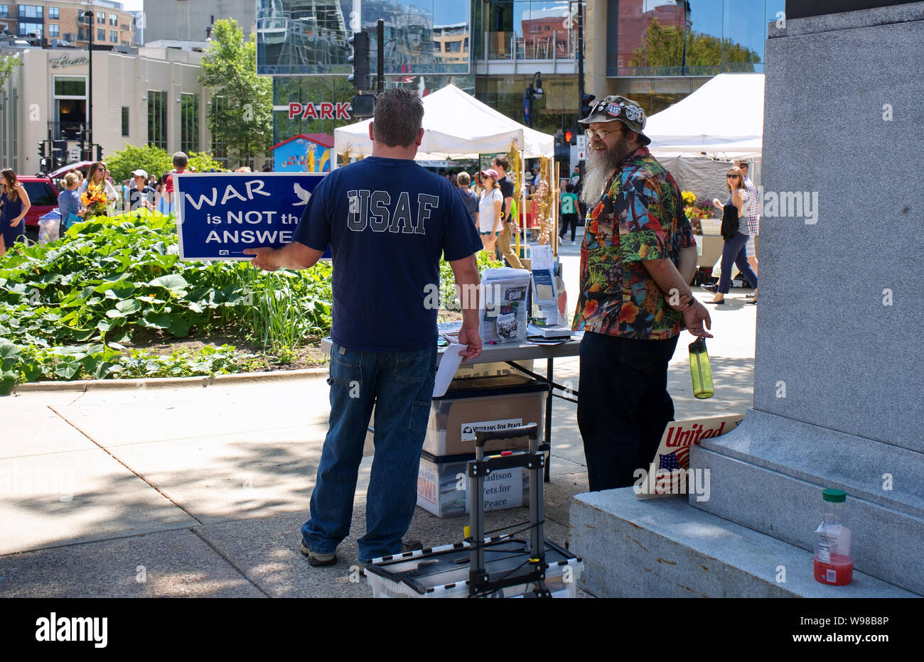 Madison, WI USA. Aug 2018. Gegen Krieg protestieren Veteranen mit Krieg ist keine Antwort Zeichen und Papier Informationen außerhalb der Wisconsin State Capitol. Stockfoto