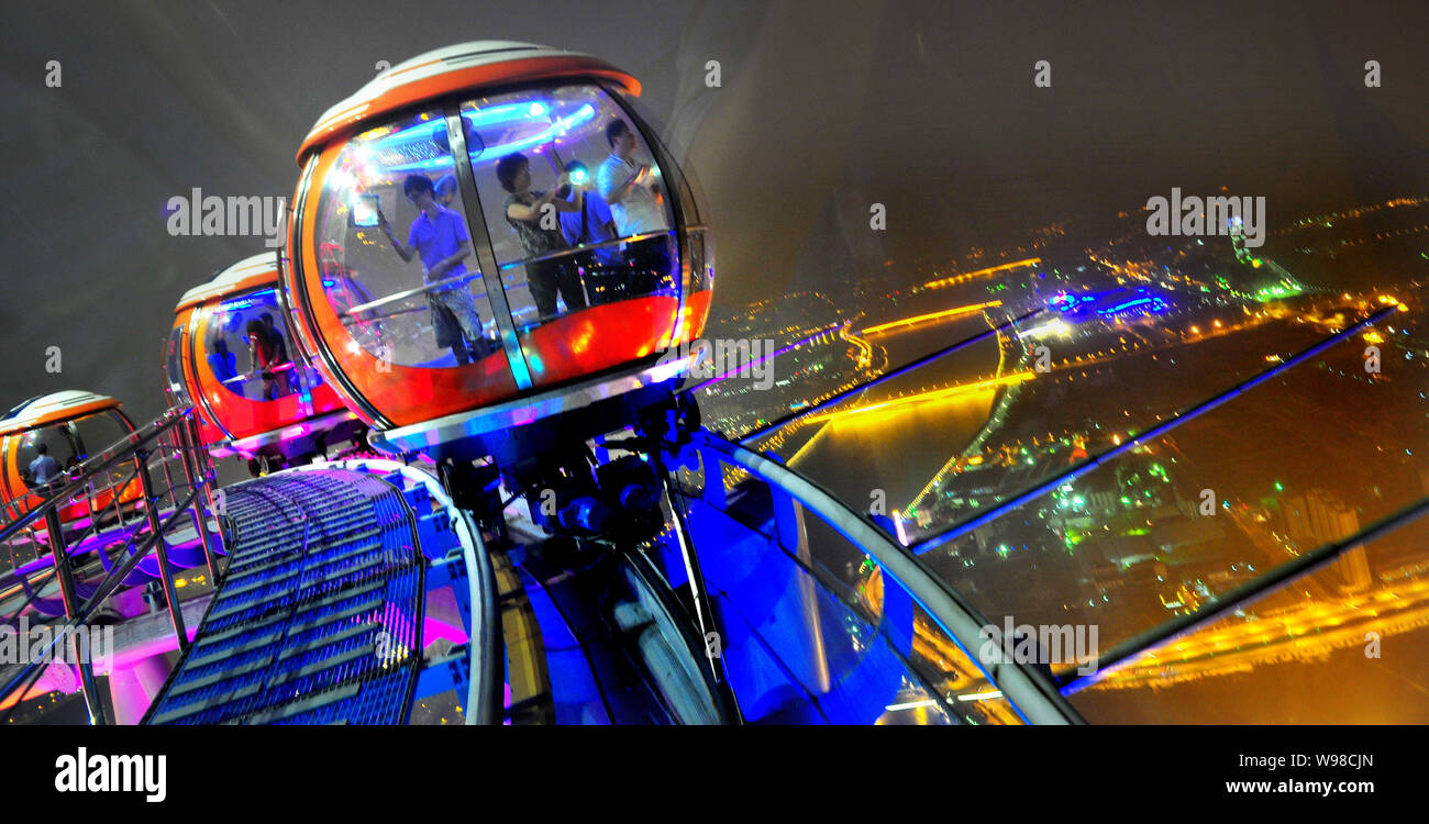 Touristen im Riesenrad auf dem Kanton Tower mit Blick auf den nächtlichen Blick in Guangzhou, Süd China Guangdong Provinz, 17. September 2011. Die wor Stockfoto