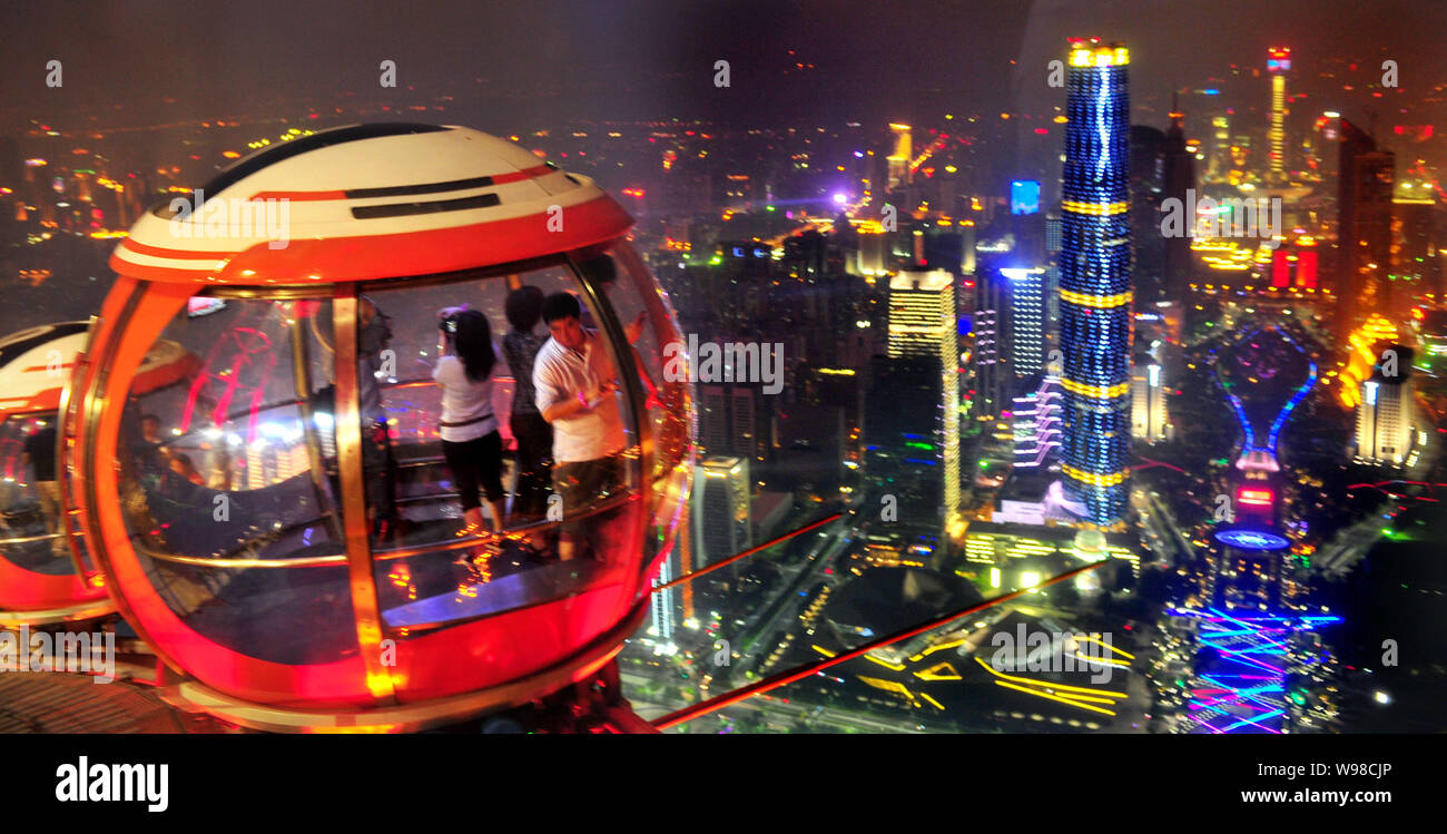 Touristen im Riesenrad auf dem Kanton Tower mit Blick auf den nächtlichen Blick in Guangzhou, Süd China Guangdong Provinz, 17. September 2011. Die wor Stockfoto