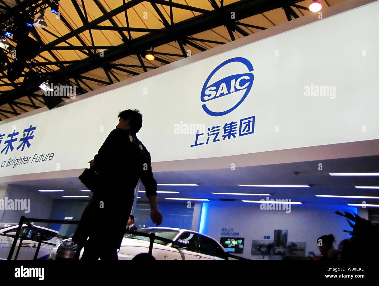 ---- Ein Besucher an den Stand der ORKB bei der Auto Show in Shanghai, China, 25. April 2011. SAIC Motor Corp., China größte inländische Autom. Stockfoto