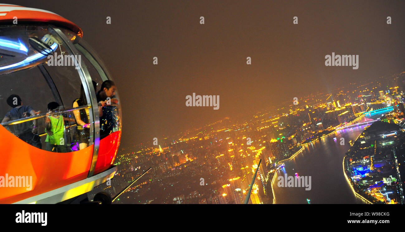 Touristen im Riesenrad auf dem Kanton Tower mit Blick auf den nächtlichen Blick in Guangzhou, Süd China Guangdong Provinz, 17. September 2011. Die wor Stockfoto