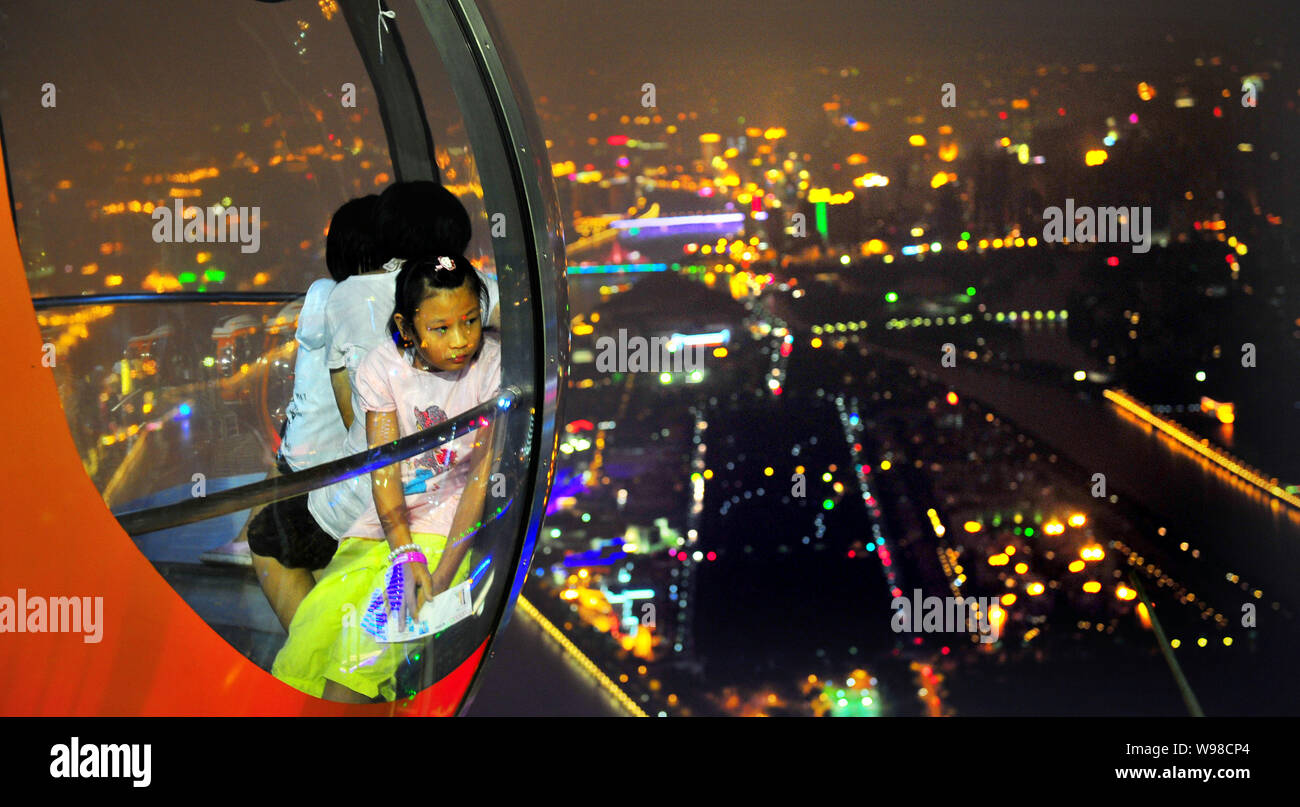 Touristen im Riesenrad auf dem Kanton Tower mit Blick auf den nächtlichen Blick in Guangzhou, Süd China Guangdong Provinz, 17. September 2011. Die wor Stockfoto