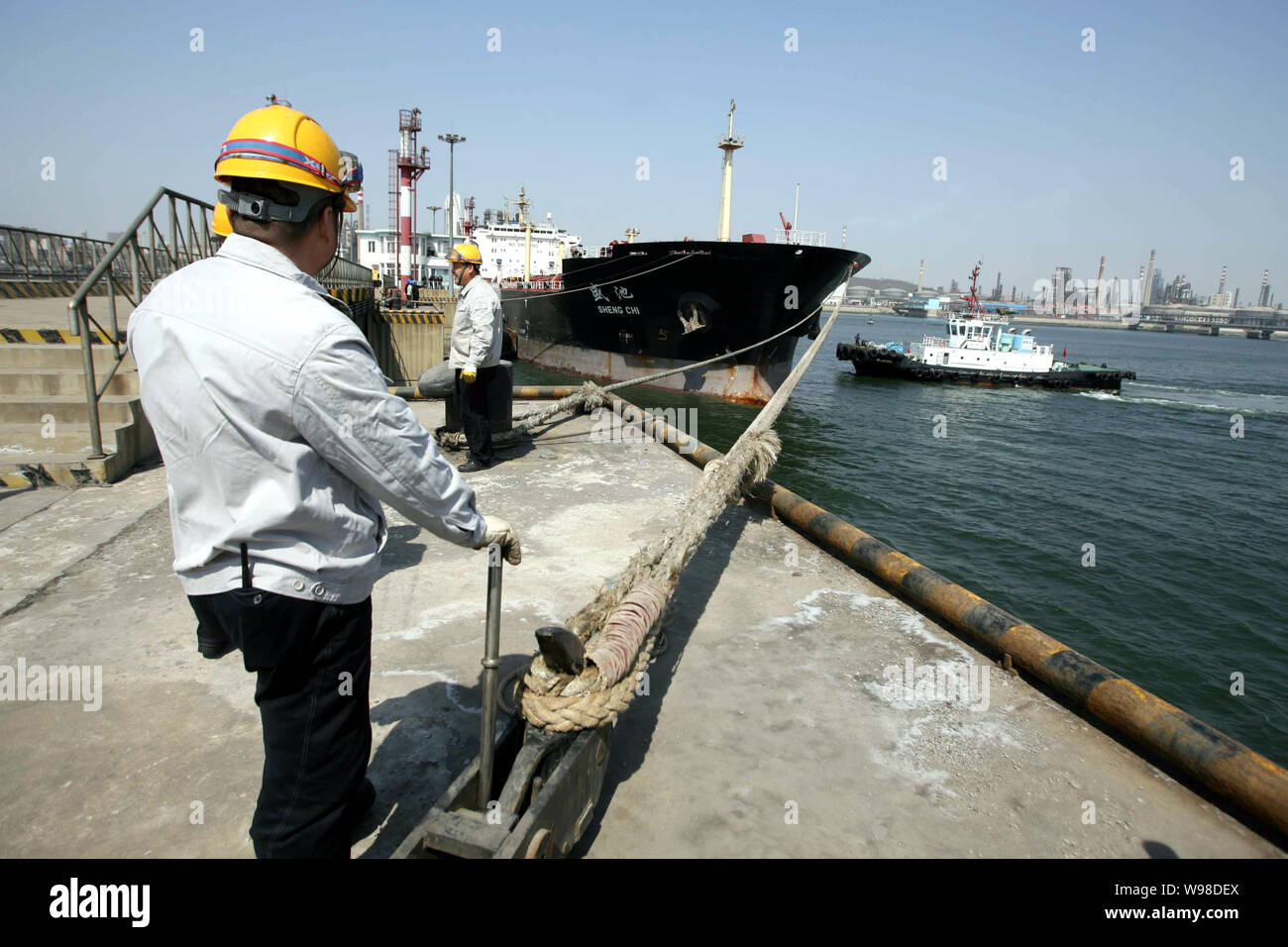 Chinesische Arbeiter bereiten Sie für die Freigabe eines Öltankers mit 20 000 Tonnen Brennstoff nach Japan in einem Hafen Dalian geliefert werden geladen, im Nordosten Stockfoto