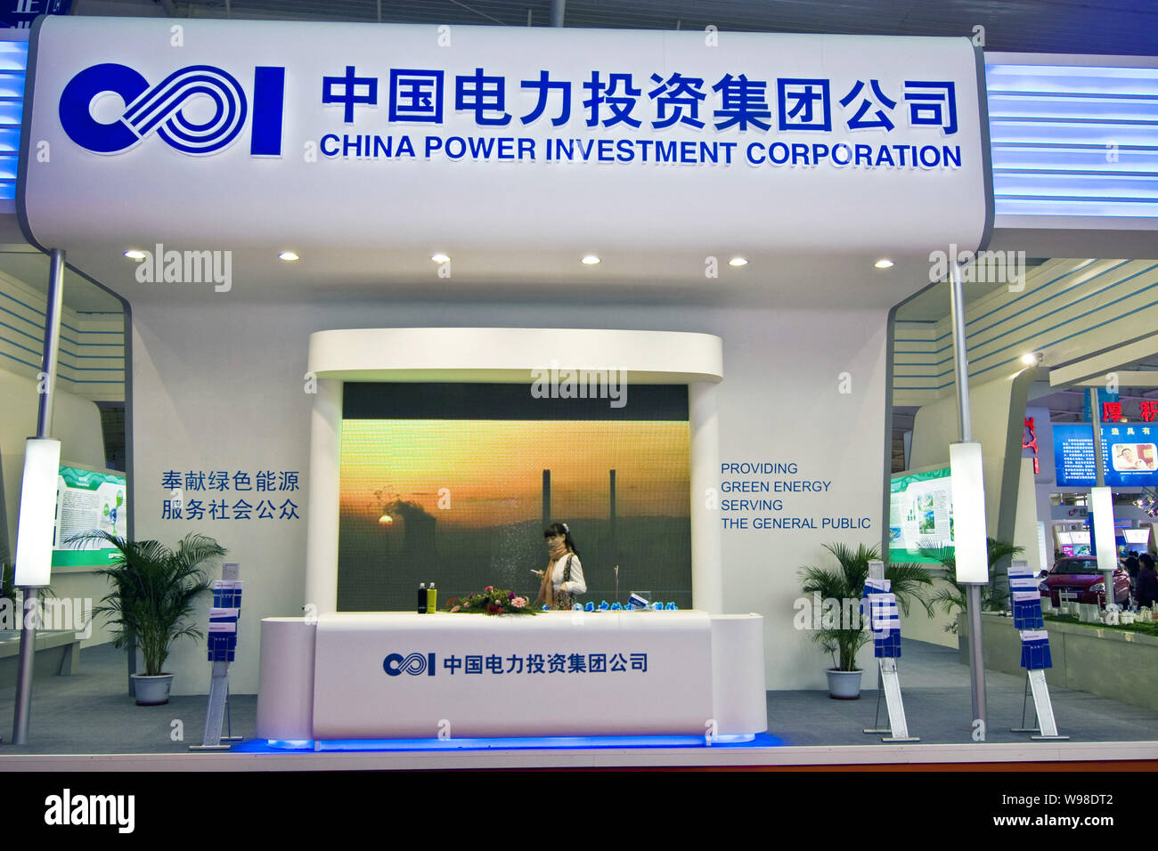 ---- Ein chinesisches Personal ist auf dem Stand von China Power Investment Corporation (CPI) während einer Ausstellung in Changchun Stadt gesehen, im Nordosten Chinas Jil Stockfoto