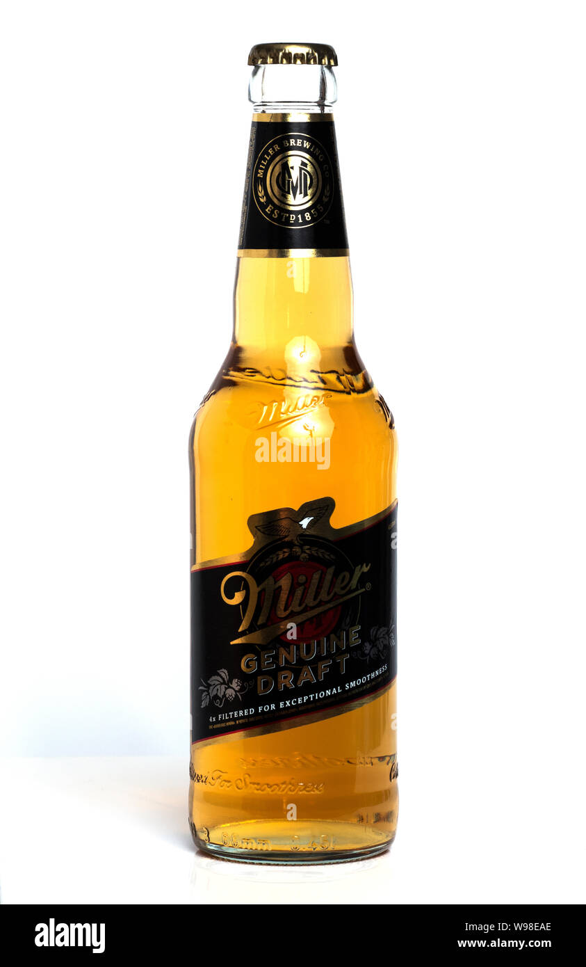 Miller Bier 0,5 l Flasche auf weißem Hintergrund Stockfoto