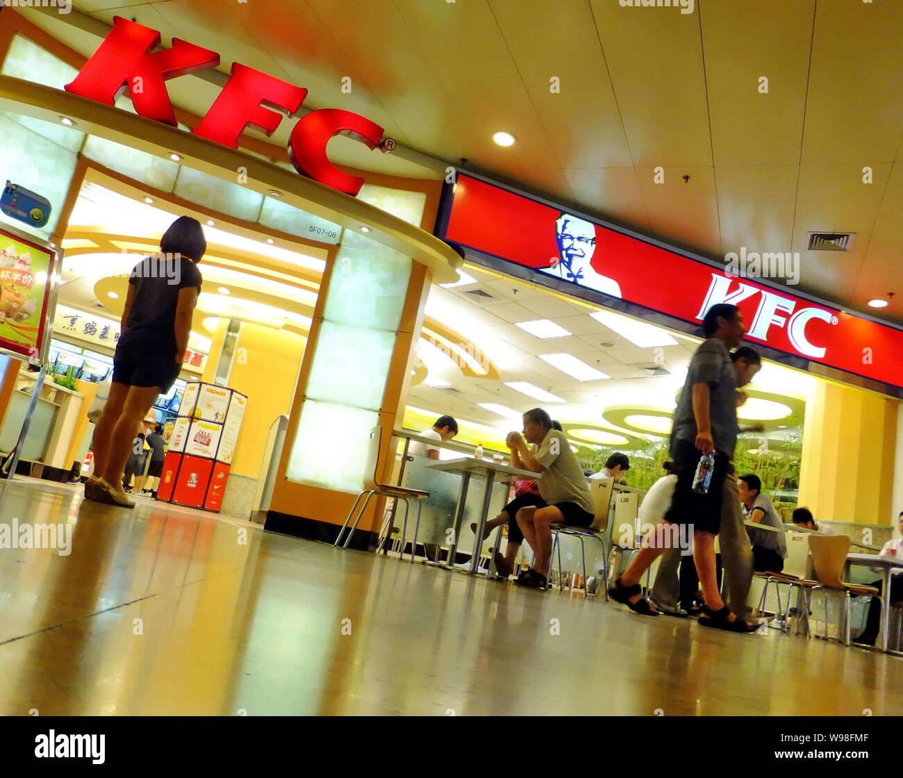 - - - - Kunden sind zu einem KFC Restaurant in Shanghai, China, 28. Juli 2011 gesehen. Anti-Monopol Regulierungsbehörden wenden Yum! Brands Inc. s Erwerb Stockfoto