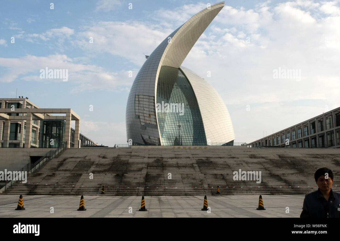 Ansicht der China Maritime Museum teilweise durch einen tropischen Sturm Muifa in Shanghai, China, 11. Juli 2010 beschädigt. Die 500 Millionen yuan Museum (US $ 73,8 m Stockfoto