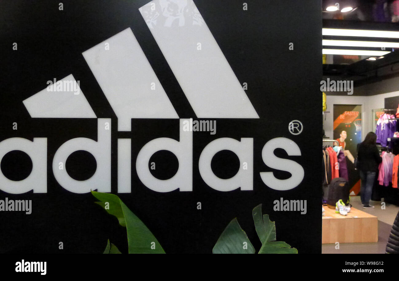 ---- Blick auf eine Adidas store in Qingdao, Provinz Shandong, China vom 26. Oktober 2011. Eine offizielle Umfrage von 300 ausländischen und inländischen Enterpris Stockfoto