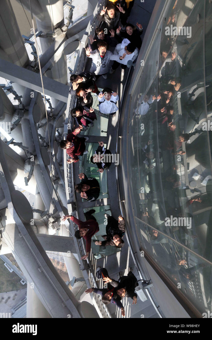 Die Besucher gehen auf der Treppe, als Spider bekannt zu Fuß, auf dem Canton Tower in Guangzhou City, South China Guangdong Provinz, 20. Januar Stockfoto