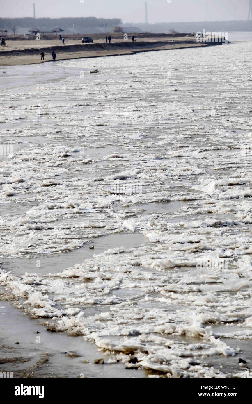 Schwimmende Eis ist auf dem Gelben Fluss in Jinan Stadt gesehen, East China Provinz Shandong, den 3. Januar 2011. Zuletzt stark kalte Luft hat gefroren den Yell Stockfoto