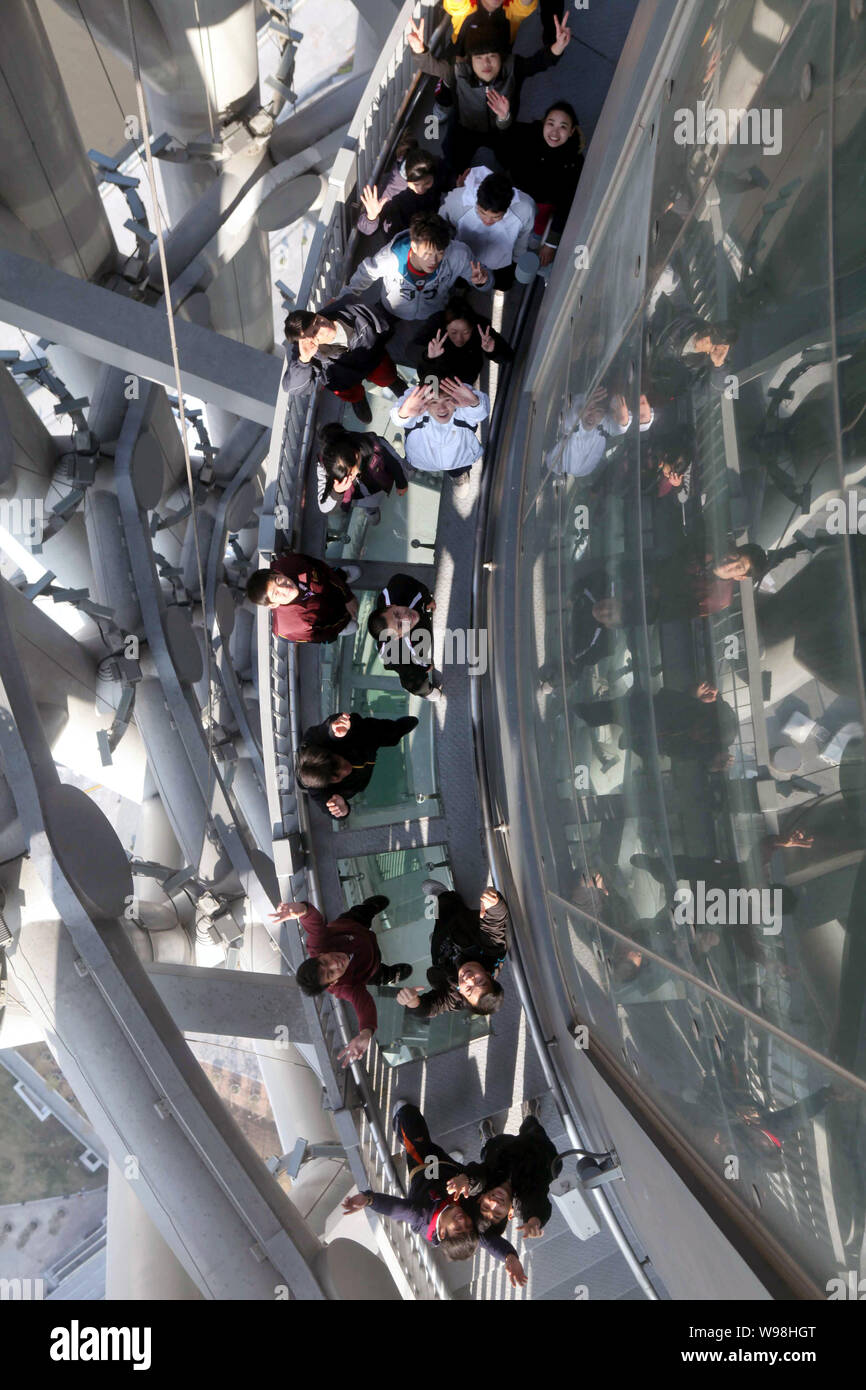 Die Besucher gehen auf der Treppe, als Spider bekannt zu Fuß, auf dem Canton Tower in Guangzhou City, South China Guangdong Provinz, 20. Januar Stockfoto