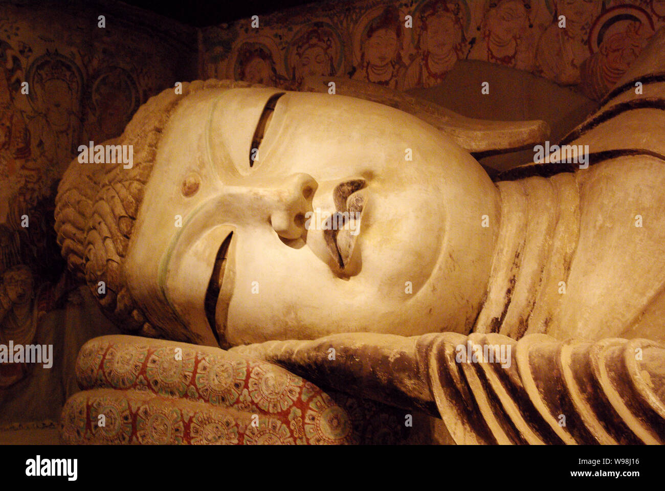 ---- China größte liegende Buddha ist auf Anzeige an Mogao Grotten in Dunhuang Stadt gesehen, Northwest China Provinz Gansu, den 9. August 2008. China Stockfoto