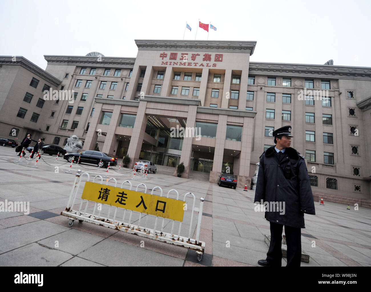 ---- Eine chinesische Sicherheitspersonal wacht vor der Zentrale von China Minmetals Corporation in Peking, China, 13. Februar 2009. Minme Stockfoto