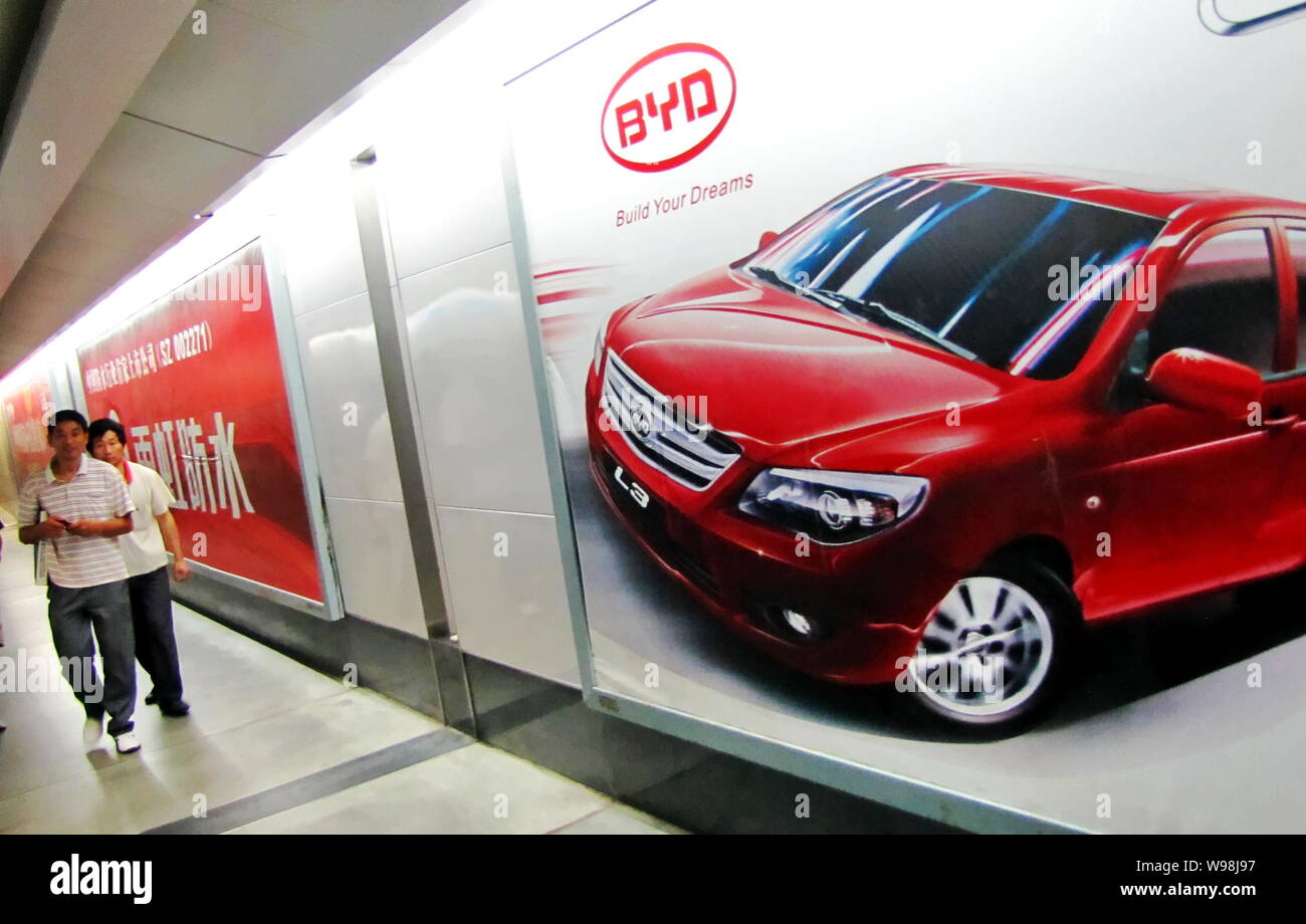 ---- Fußgänger vorbei an einer Werbung für BYD in Shanghai, China, 9. September 2011. China BYD Co die meisten schwankte Montag (14. November 2011) Stockfoto
