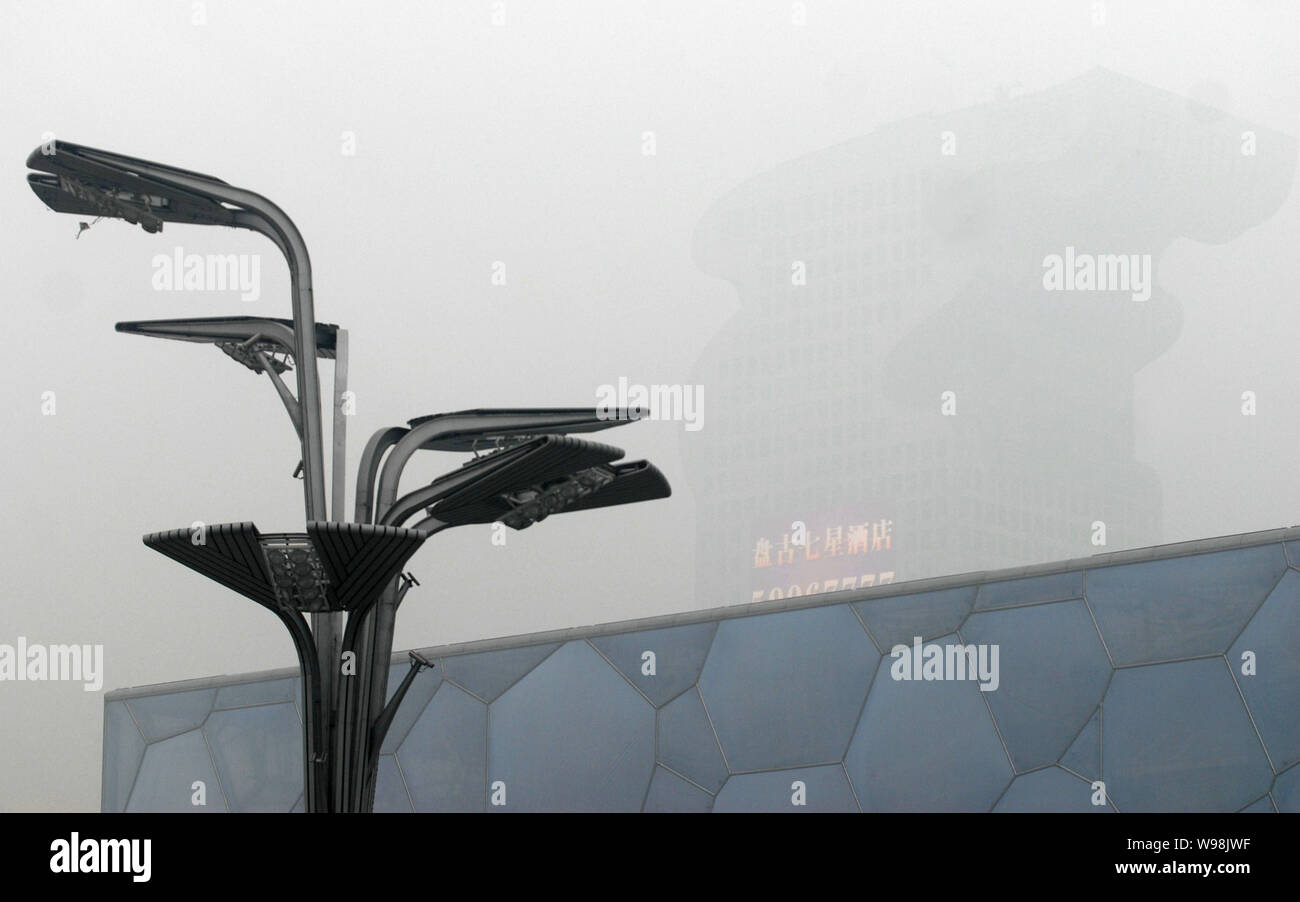 Das National Aquatics Center, auch als das Wasser Cube bekannt und die pangu 7 Sterne Hotel sind in dichtem Nebel auf dem Olympic Green in Peking, China, 1 gesehen Stockfoto