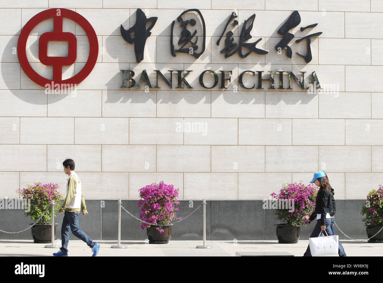 Lokale chinesische Bewohner übergeben, die von der Zweigniederlassung der Bank of China (BOC) in Peking, China, 06. Mai 2011. Zwölf chinesischen Marken, einschließlich China Mobile, ICBC EIN Stockfoto